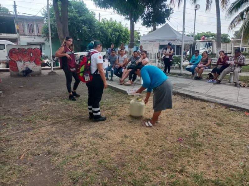 Protección Civil Tecomán realiza charlas preventivas en colonias