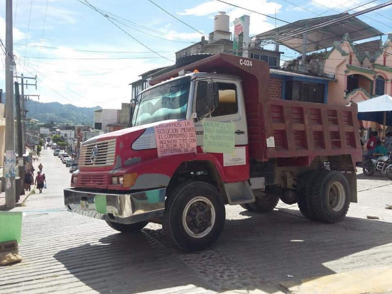 Protesta de camiones de volteo en Ocosingo