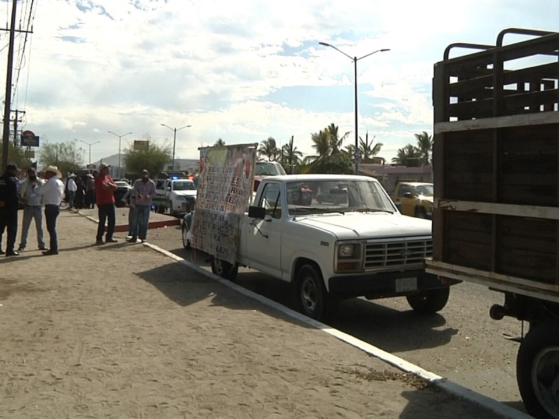 Protesta de ganaderos por precios bajos