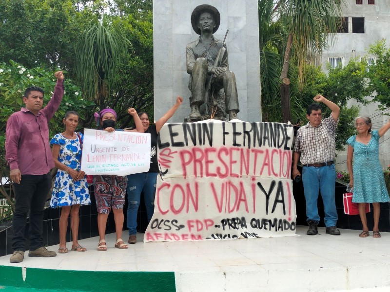 Protesta en Atoyac: exigen aparición con vida de Lenín Fernández