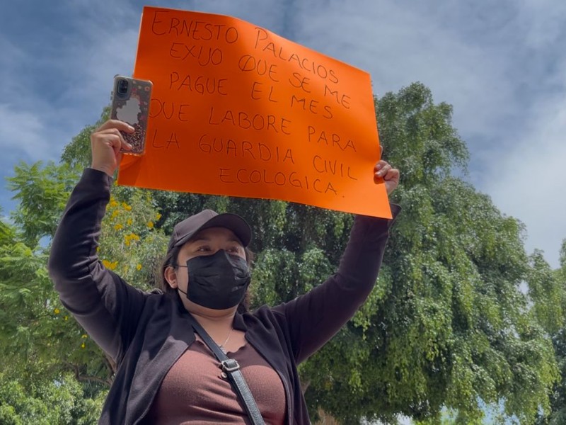 Protesta ex integrante de Guardia Ecológica por falta de pago