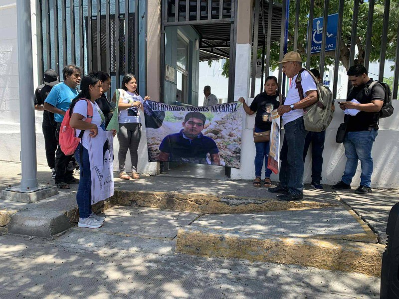 Protesta grupo de padres de los 43 en la FGE en Chilpancingo