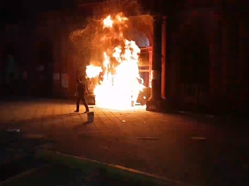 Protesta pacífica termina en fuego, vidrios rotos y gas lacrimógeno