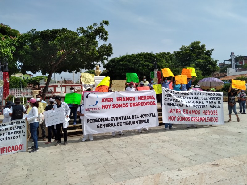 Protesta personal de salud en Tehuantepec por despido de eventuales