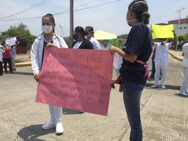 Protesta personal médico de Coyuca de Catalán; gobierno pide prudencia