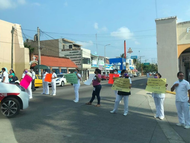 Protesta personal médico del HRBR, exigen insumos y basificaciones
