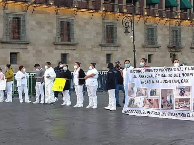 Protesta personal sanitario de Juchitán en Ciudad de México