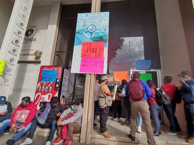 Protesta por adeudo a trabajadores de limpieza en Oaxaca