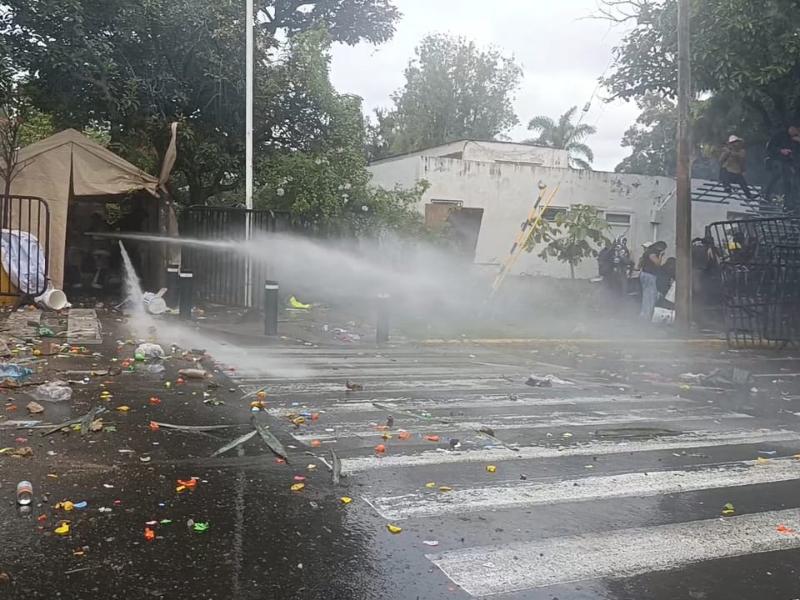 Protesta por agua de calidad termina en enfrentamiento frente a Casa Jalisco