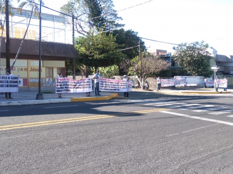 Protesta por despidos de trabajadores de Gobierno del Estado