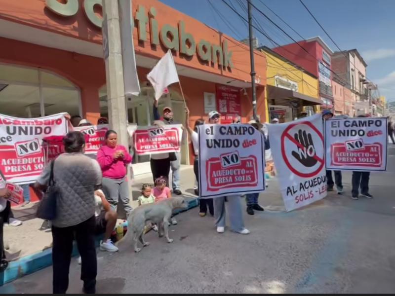 Protesta por el Acueducto Solís-León irrumpe visita de Libia en Acámbaro