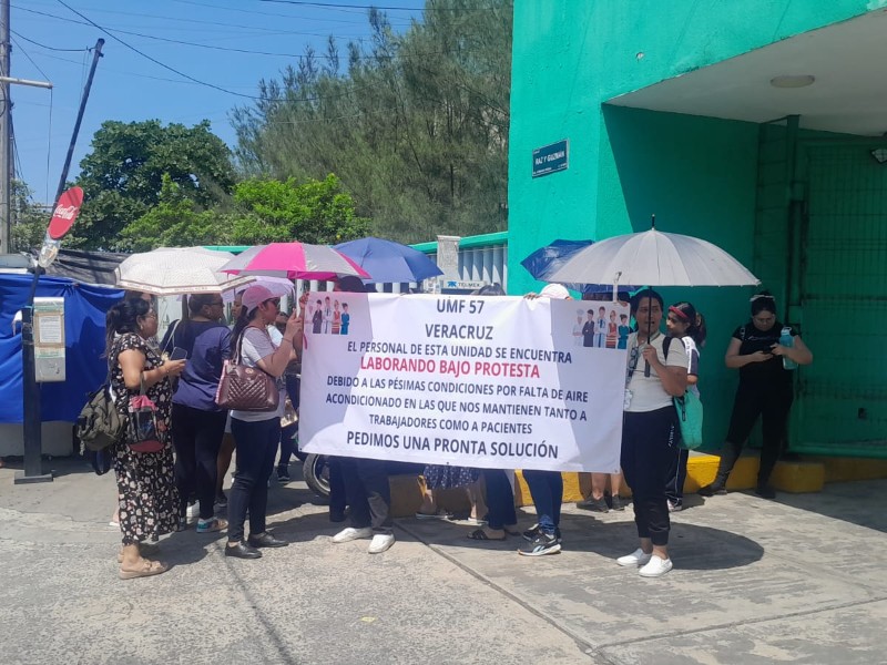 Protesta por falta de clima en UMF 57 del IMSS en Veracruz