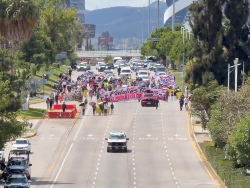 Protesta por Palalia’s Tours bloquea la Vía Atlixcáyotl