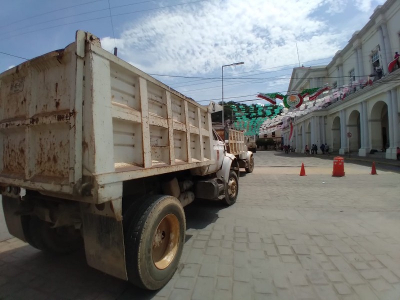 Protesta sindicato materialista en Tehuantepec, exigen participación en obras municipales