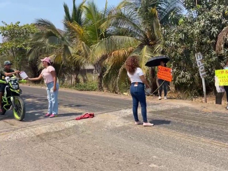 Protesta y boteo de la Ceteg en Papanoa