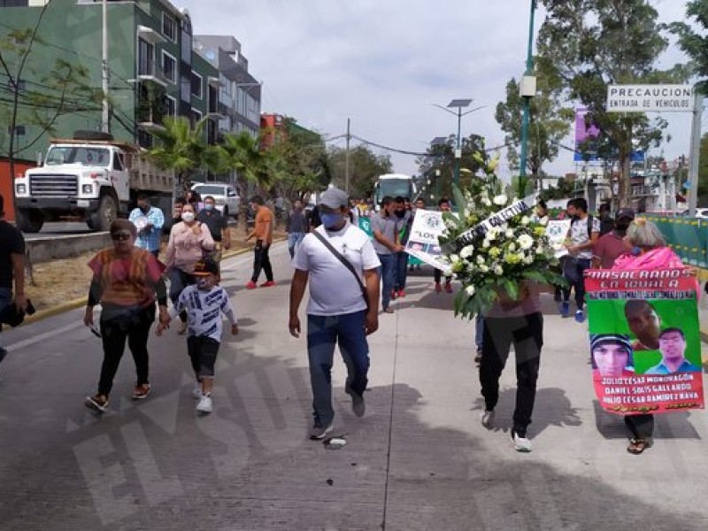 Protestan a 13 años de la muerte de normalista