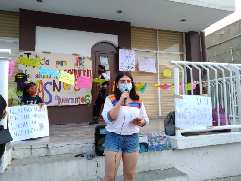 Protestan activistas en la Fiscalía de la Mujer