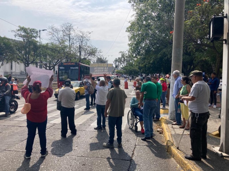 Protestan afuera de Setran contra programa de verificación