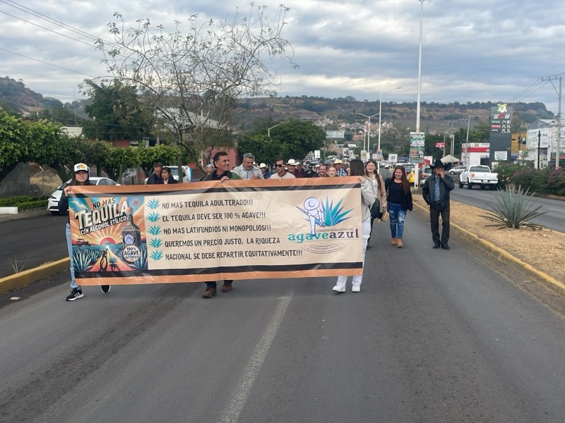 Protestan agaveros y cierran paso a vehículos de tequileras