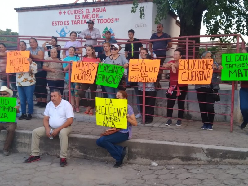 Protestan alamenses contra sector salud, aseguran dengue ya los rebasó