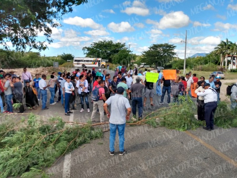 Protestan alumnos de la ENSFO en Juchitán