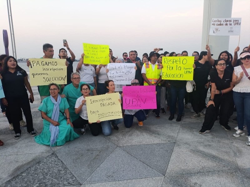 Protestan alumnos y maestros de UPAV por adeudos y bajas masivas