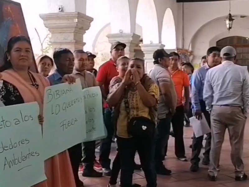 Protestan ambulantes; exigen permisos para trabajar en andador turístico