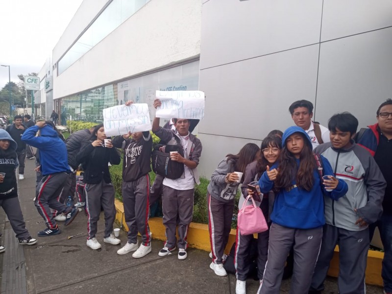 Protestan ante CFE por corte de luz en Telesecundaria