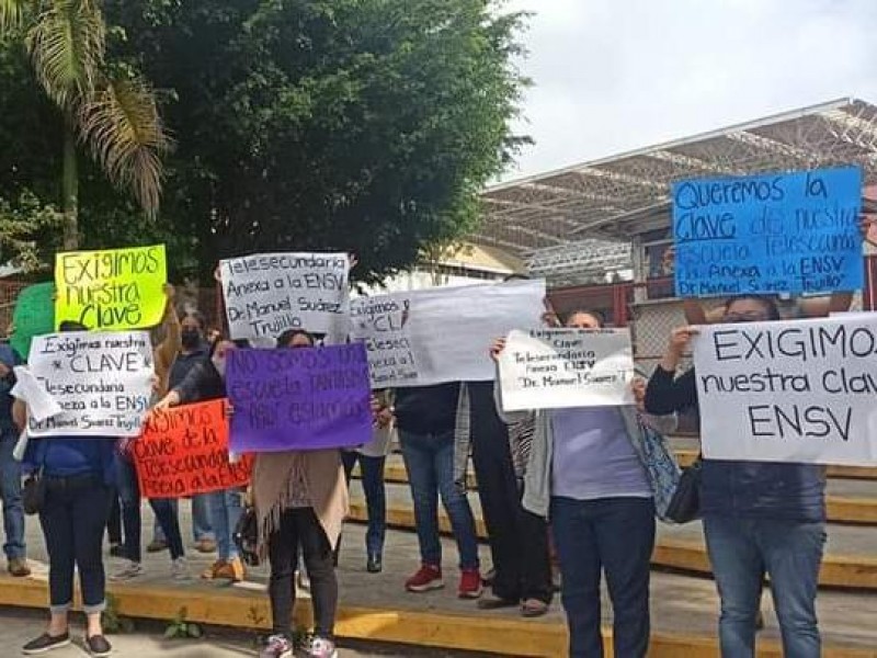 Protestan ante la SEV para exigir clave de Telesecundaria