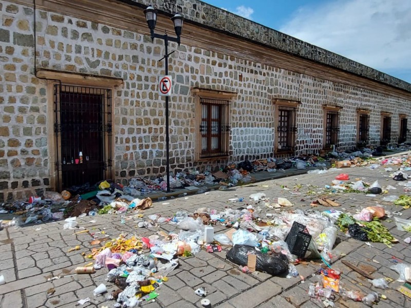 Protestan arrojando basura en inmediaciones del ayuntamiento capitalino