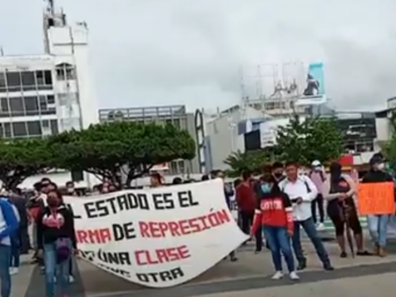 Protestan aspirantes a normalistas exigen ampliación de matrículas