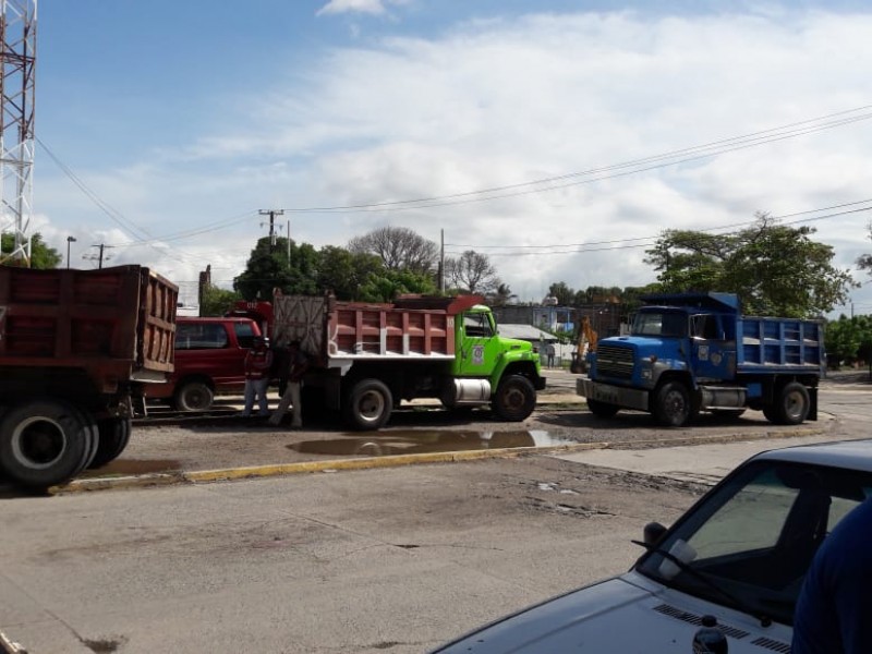 Protestan camioneros para exigir mejores pagos por acarreo de material pétreo