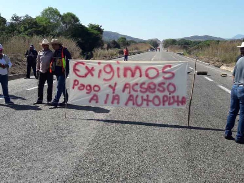 Protestan campesinos, bloquean carretera
