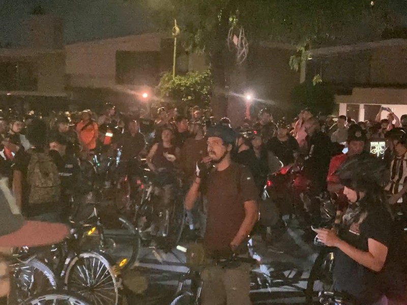 Protestan ciclistas en Casa Jalisco por alza de accidentes