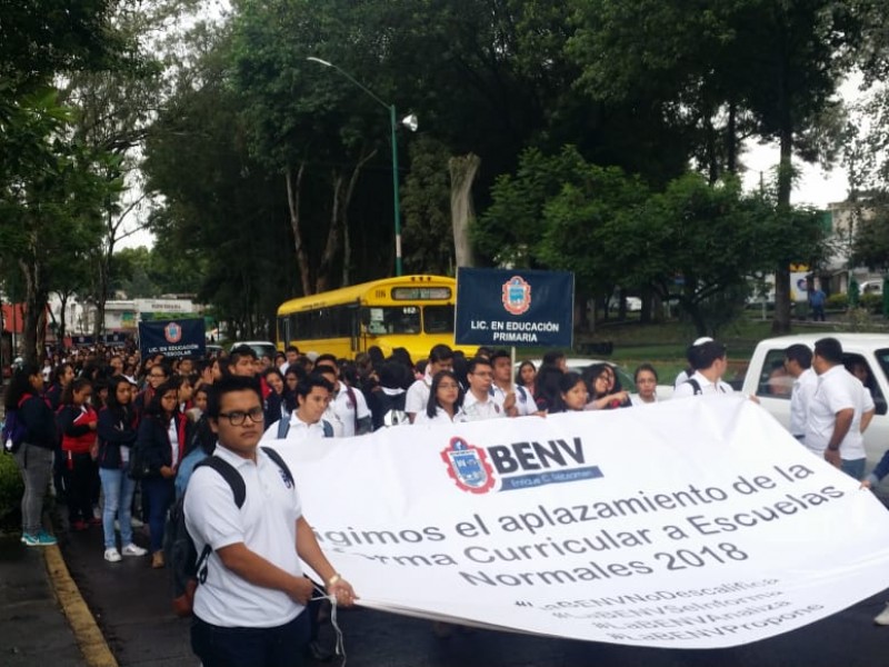 Protestan cientos de normalistas en Xalapa