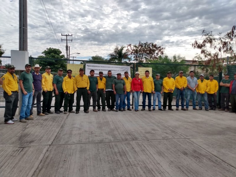 Protestan Combatientes de CONAFOR por uniformes inseguros