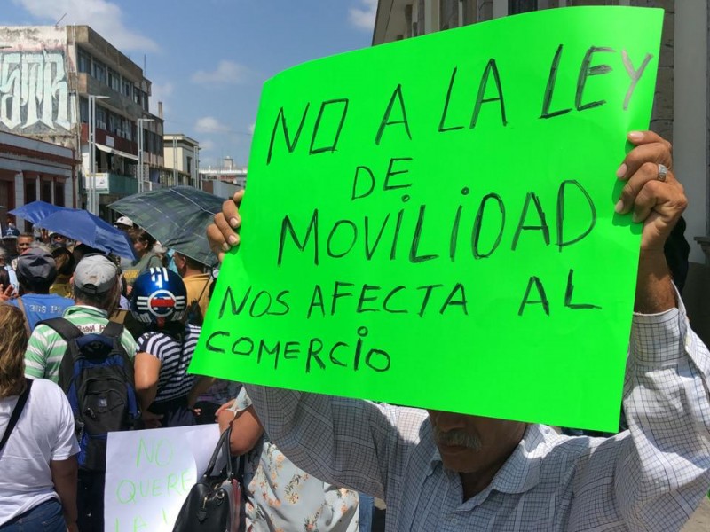 Protestan comerciantes ambulantes contra Ley de Movilidad