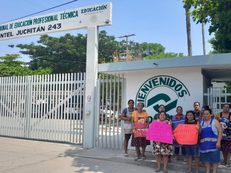 Protestan comerciantes contra directora del Conalep 243 en Juchitán
