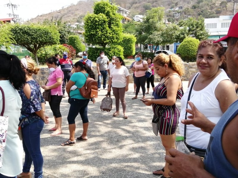 Protestan comerciantes del centro de Zihuatanejo por cierre de negocios