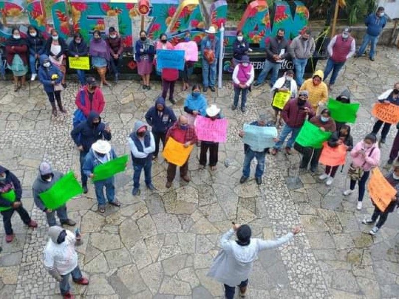 Protestan comerciantes en calles céntricas de Cuetzalan