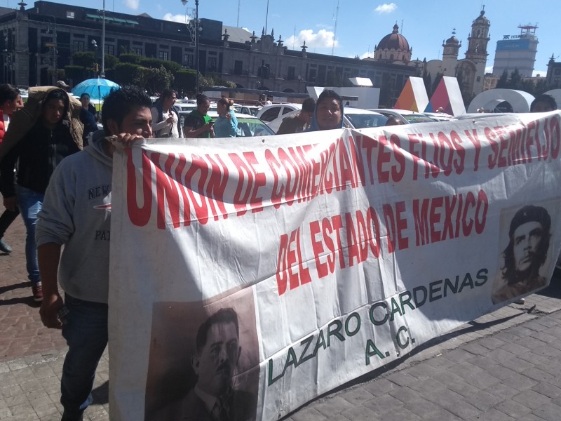 Protestan comerciantes en Toluca