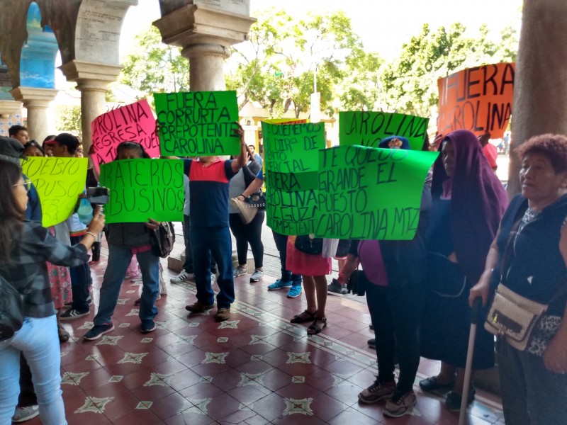 Protestan comerciantes; exigen salida de administradores