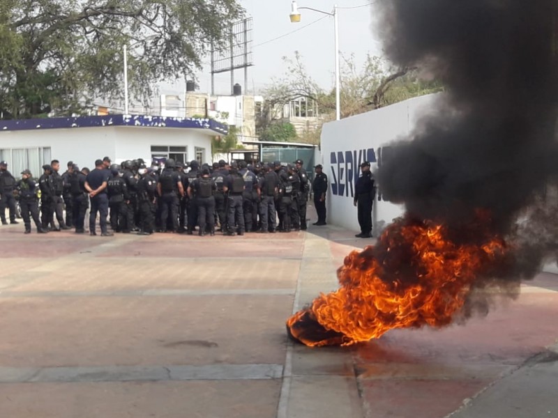 Protestan con quema de llantas por presunto despido injustificado