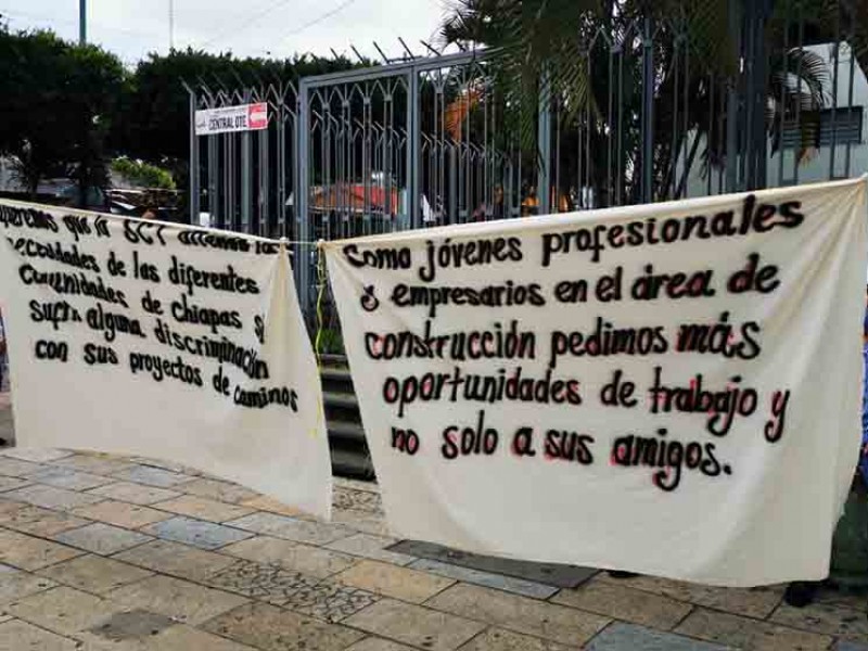 Protestan constructores ante la SCT