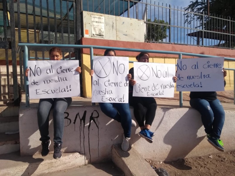 Protestan contra cierre de escuela primaria