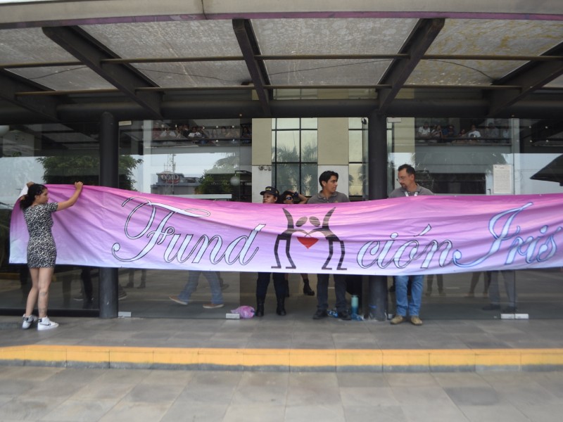 Protestan contra jueza en casos de custodia infantil