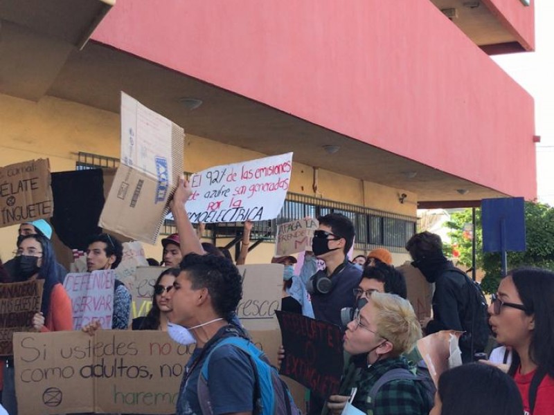 Protestan contra la contaminación de la CFE