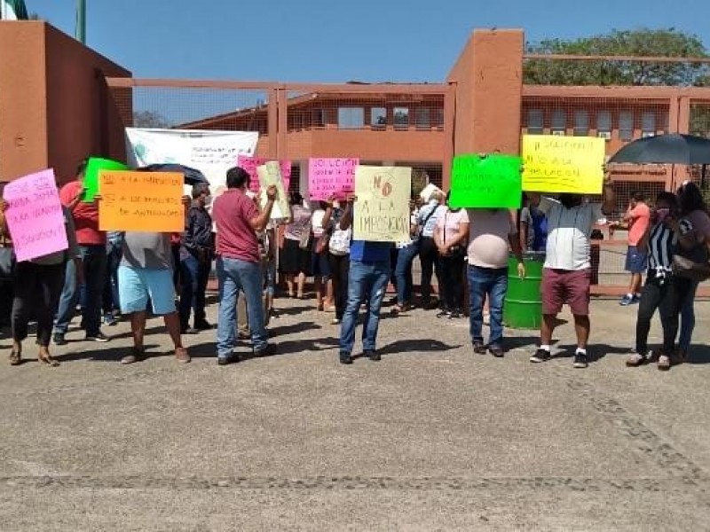 Protestan contra propuesta de supervisora para zona 090 de Zihuatanejo