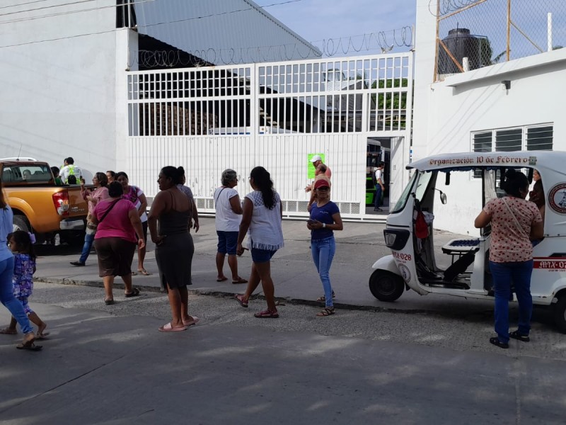 Protestan contra refresquera por el derrame de desechos