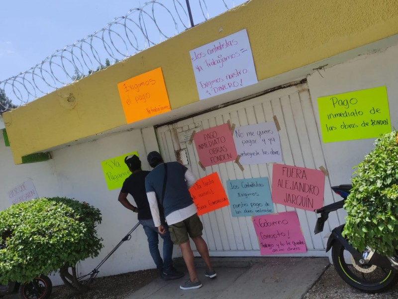 Protestan contratistas en IOCIED; denuncian falta de pago de 130MDP